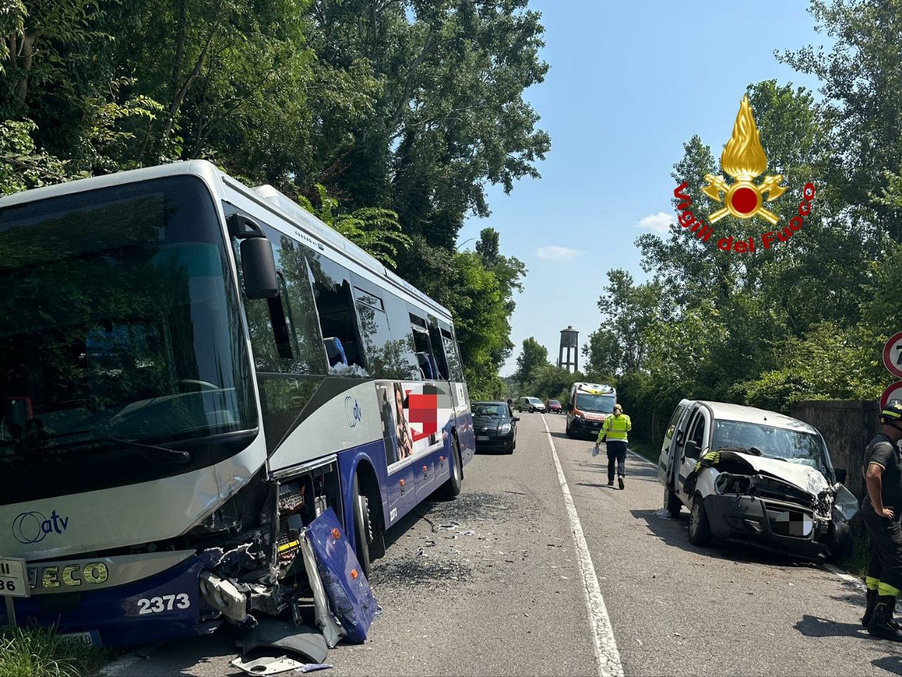 Violento scontro bus-auto, 4 feriti trasportati allospedale. I vigili del  fuoco fanno scendere i passeggeri dai finestrini - il Dolomiti