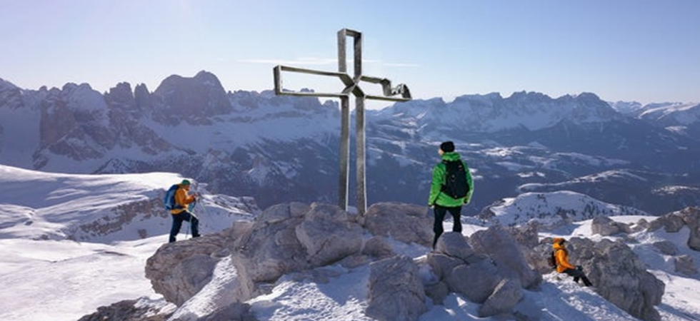 Una nuova croce in vetta alle Dolomiti: ma davvero crediamo che la montagna sia tanto incompleta da doverci aggiungere la