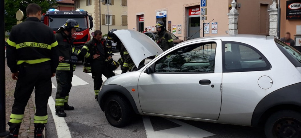 Esce fumo dall'auto in piazza, paura per un principio d'incendio