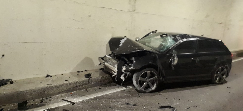 Incidente in galleria sulla statale del Caffaro, tamponamento auto-furgone e coinvolto un terzo mezzo