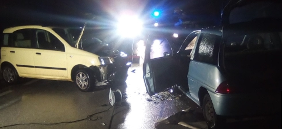 Frontale in centro abitato, due persone trasportate in ospedale