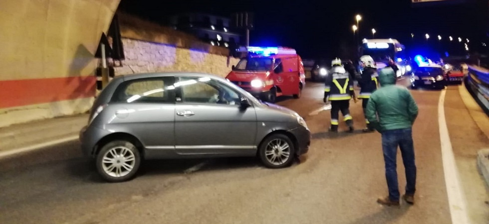 Sbanda e sbatte contro la galleria del Bus de Vela