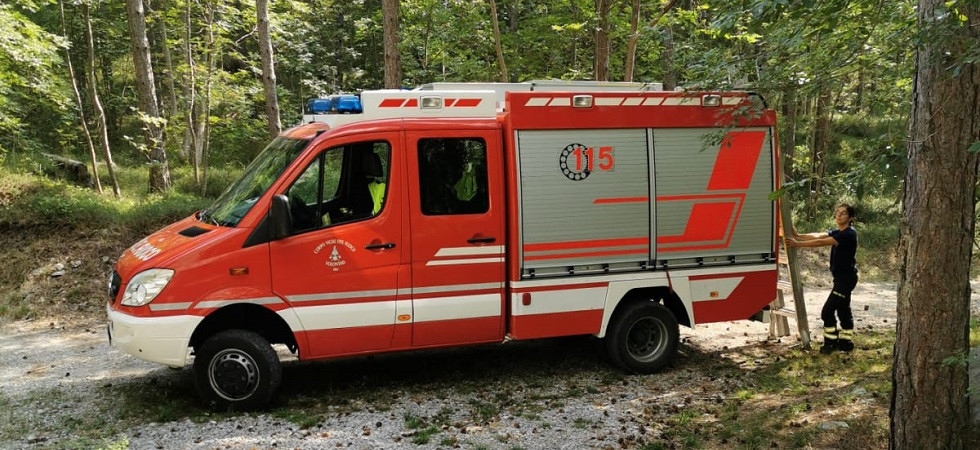 Decolla dal Becco dell'Aquila ma si impiglia su un albero a dieci metri d'altezza, paura per un jumper americano