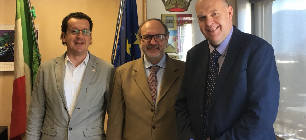 Il presidente della regione perora la causa dei cacciatori e poi pubblicizza la sua azienda per i porto d'armi