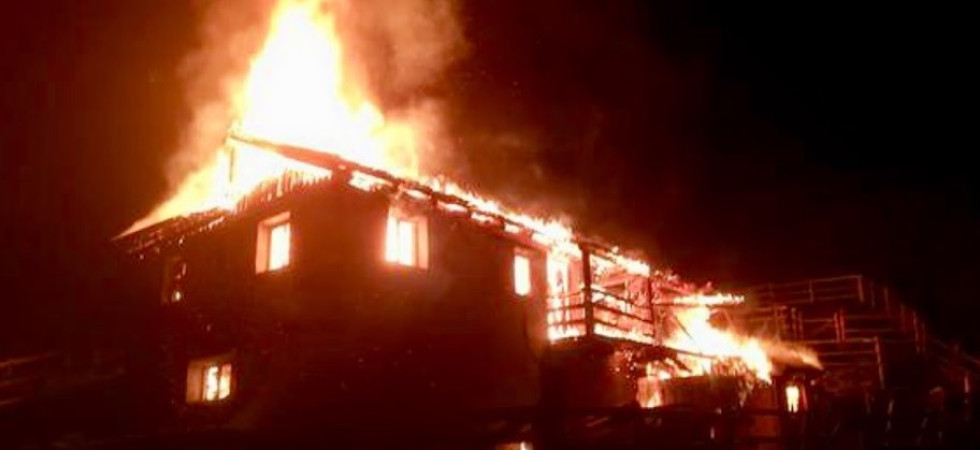 Furioso incendio nella notte, distrutta una malga