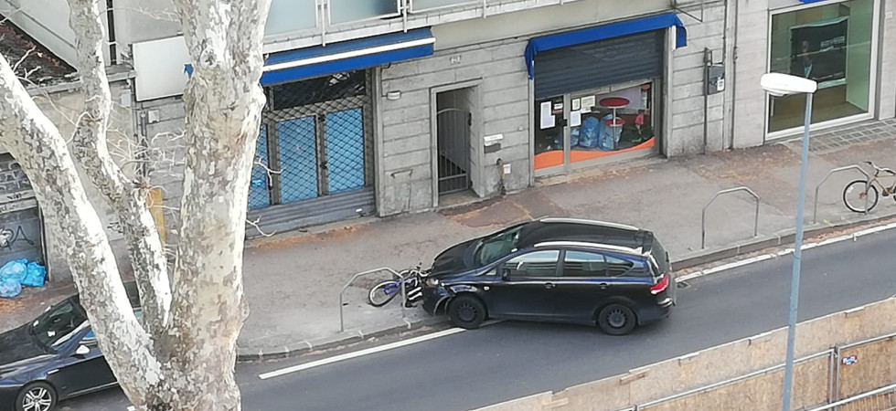 Perde il controllo dell'auto e si schianta contro le barriere lungo il marciapiede