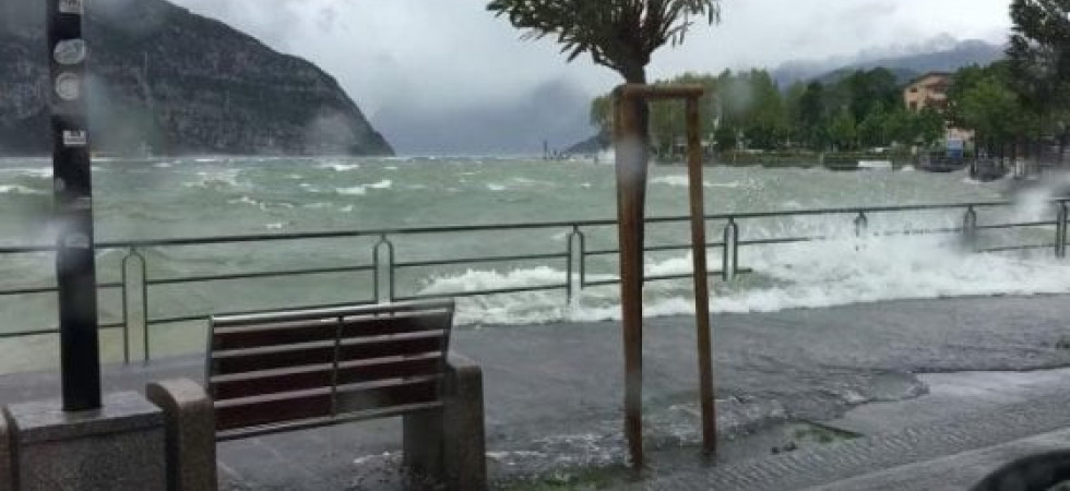 Una barca scuffia nel Garda, partono i soccorsi costretti a riparare nei porti per le onde alte 4-5 metri