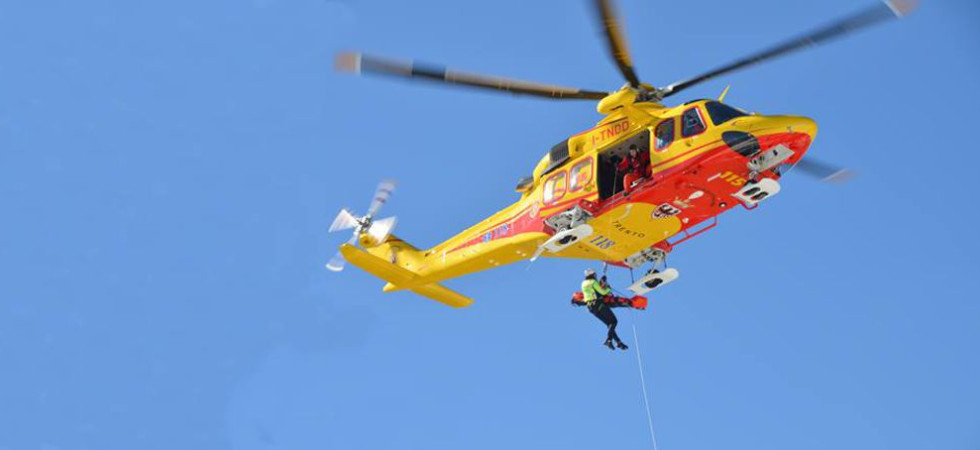 Investito mentre attraversa la Gardesana, i soccorsi arrivano dal cielo