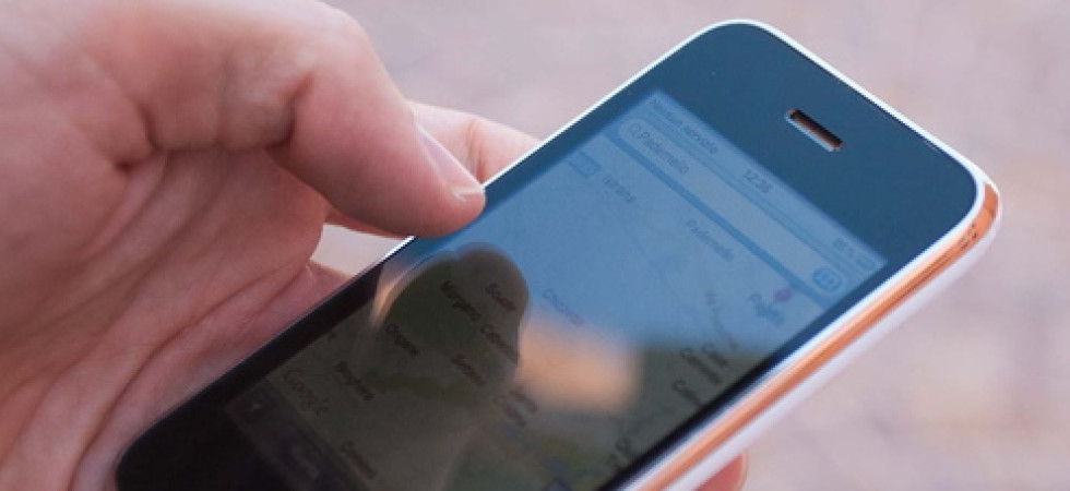 Si finge carabiniere e vende un cellulare
