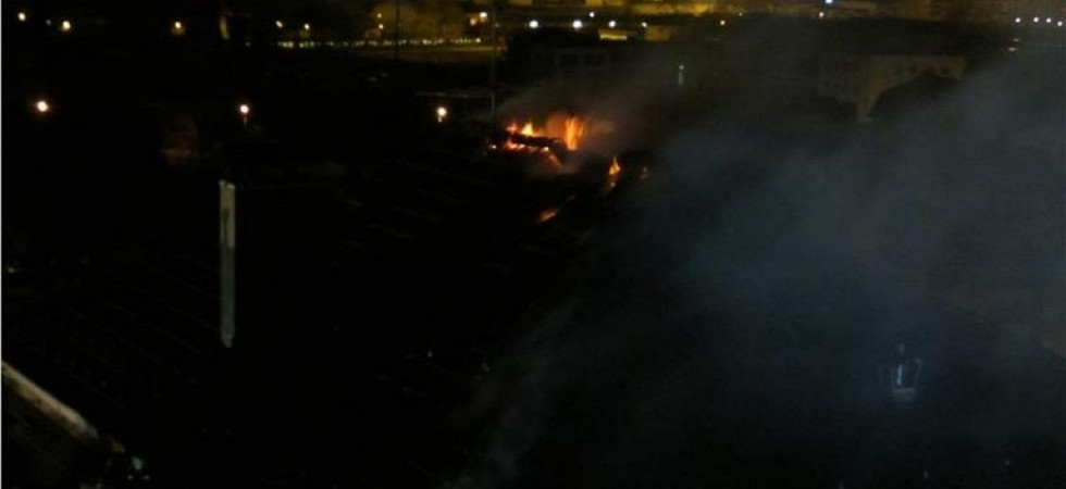 Furioso incendio nella notte, evacuate 19 persone, undici in ospedale