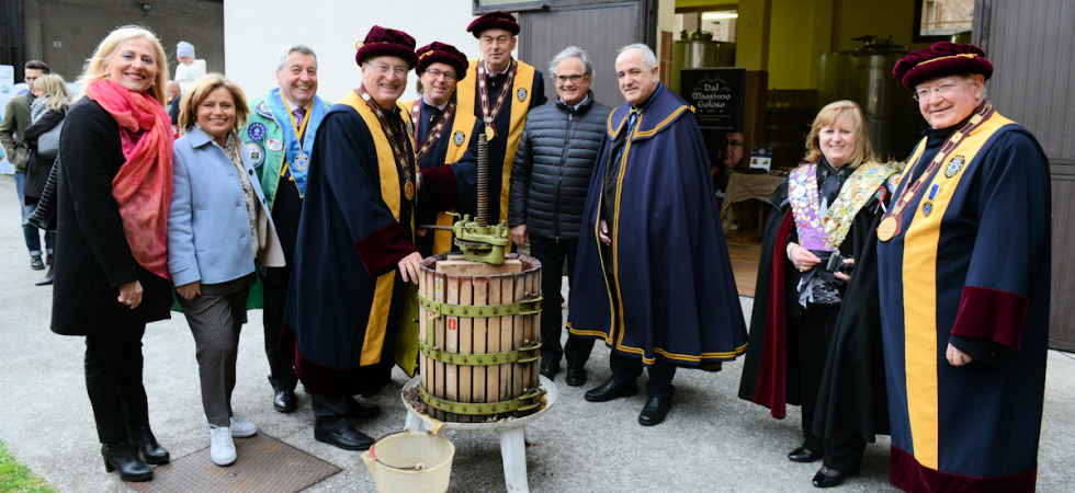 Foto di Marco Miori Grande partecipazione a Cavedine per il Rito della spremitura delle uve appassite