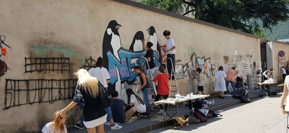 Via Madruzzo torna a vivere, tra muri ripitturati e graffiti trasformati in street art
