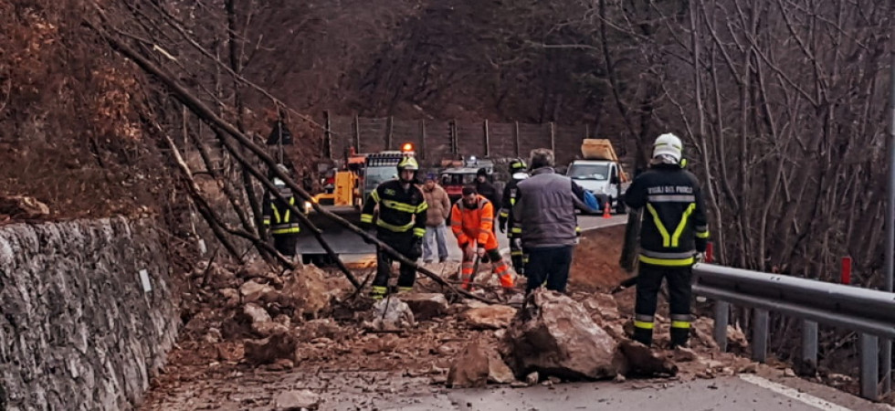 Foto di Valledeilaghi.it Grossa frana sulla provinciale, sassi e fango invadono la strada e bloccano il traffico