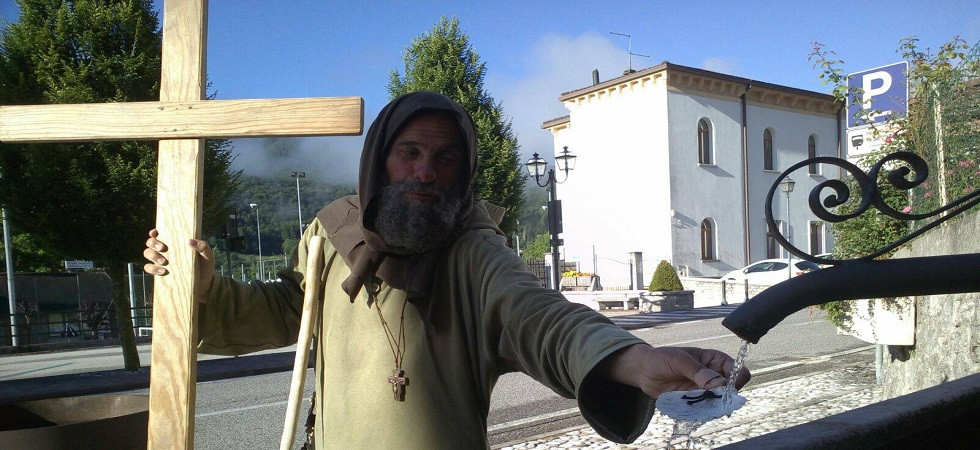 Il saio e la croce sulle spalle, fratel Biagio per le vie del Trentino