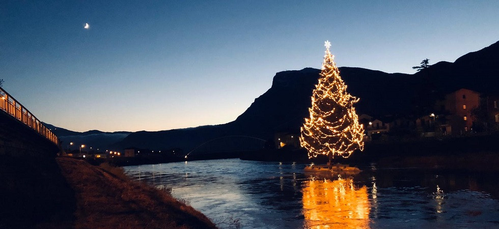 Foto di Matteo Magotti Oltre 8 mila luci e 18 metri di altezza, il tradizionale albero brilla nell'Adige