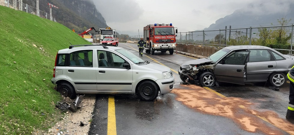 Frontale lungo la Nazionale e le auto finiscono di traverso in mezzo alla strada