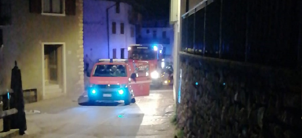 In fiamme un camino in centro abitato, la vicina lancia l'allarme e accorrono i vigili del fuoco