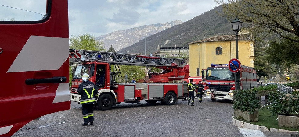 Incendio in una cantina in centro abitato, diverse unità dei vigili del fuoco in azione