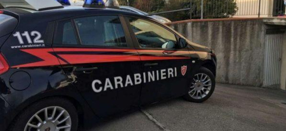 Pugnala alla schiena il fratello gemello