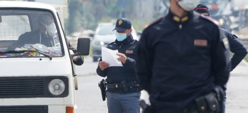 Coronavirus, fermato per dei controlli, mente agli agenti ma viene trovato anche senza patente e con della droga