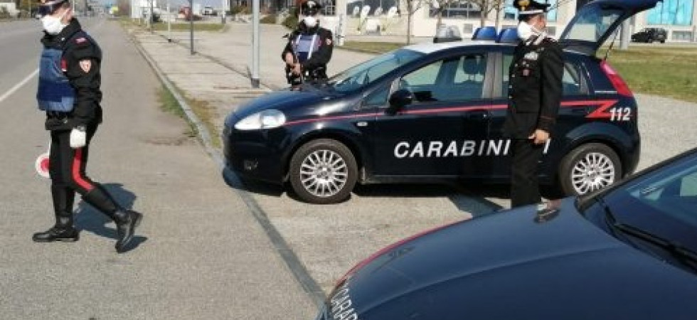Coronavirus, decide di aprire il bar per gli amici