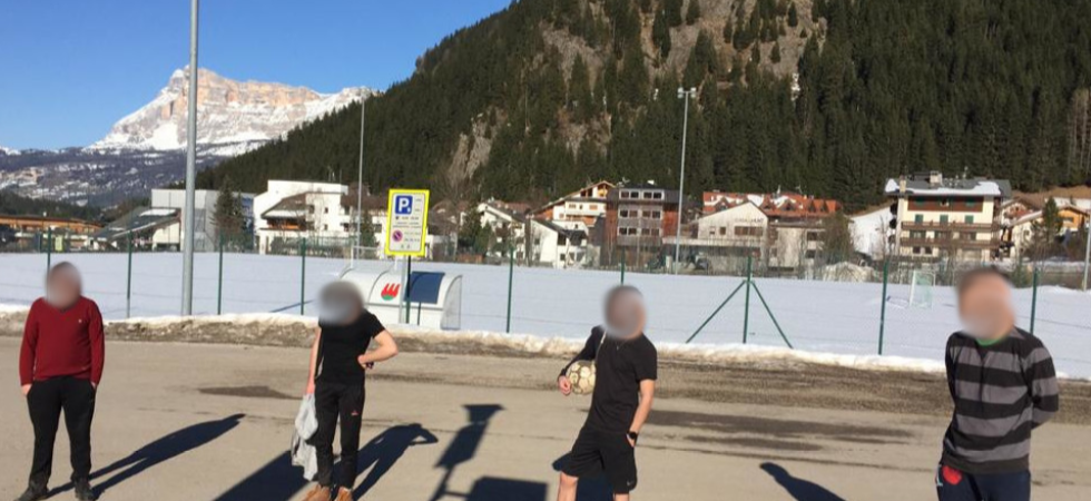 Coronavirus, a casa si annoiavano e allora si sono riuniti per giocare a pallone e bere qualche birra