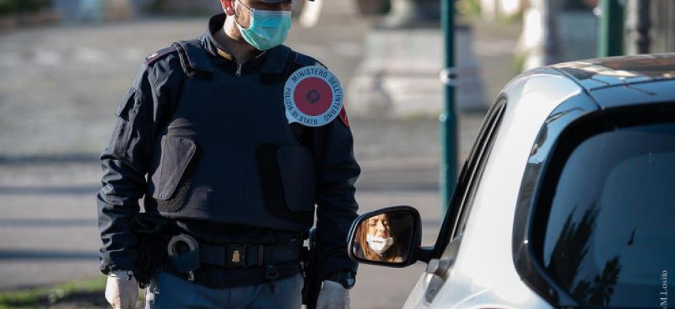 Sono innamorato, devo vederla'' e sfida i controlli ma viene bloccato