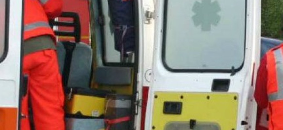 Taglia la legna ma scivola e si sub-amputa due dita con la sega circolare: 73enne trasportato d'urgenza in ospedale
