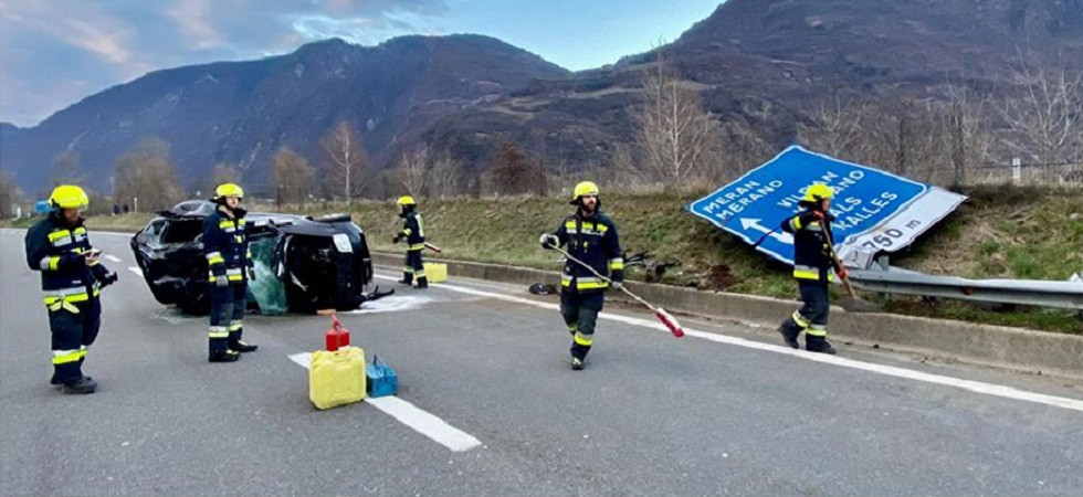 Finisce fuori strada, abbatte la segnaletica e piomba in mezzo alla corsia di lato