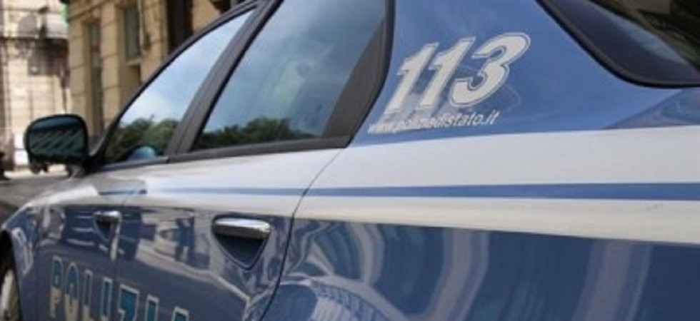 Coronavirus, vede la polizia fa inversione e scappa (anche in contromano)