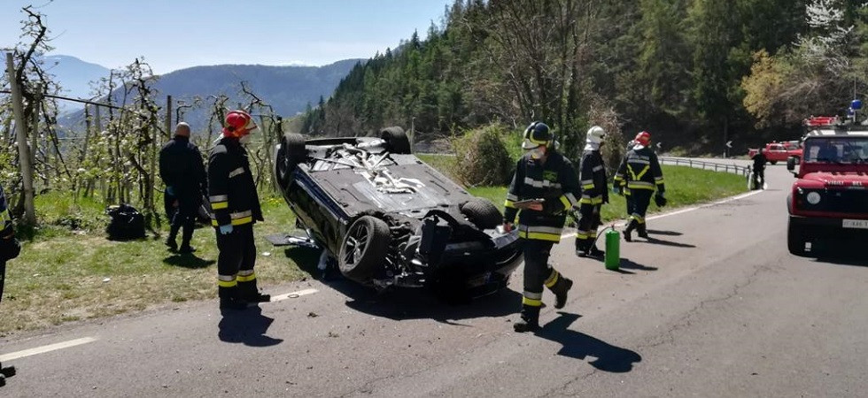 Sbanda, sale sulla rampa a bordo strada e piomba ruote all'aria in mezzo alla carreggiata