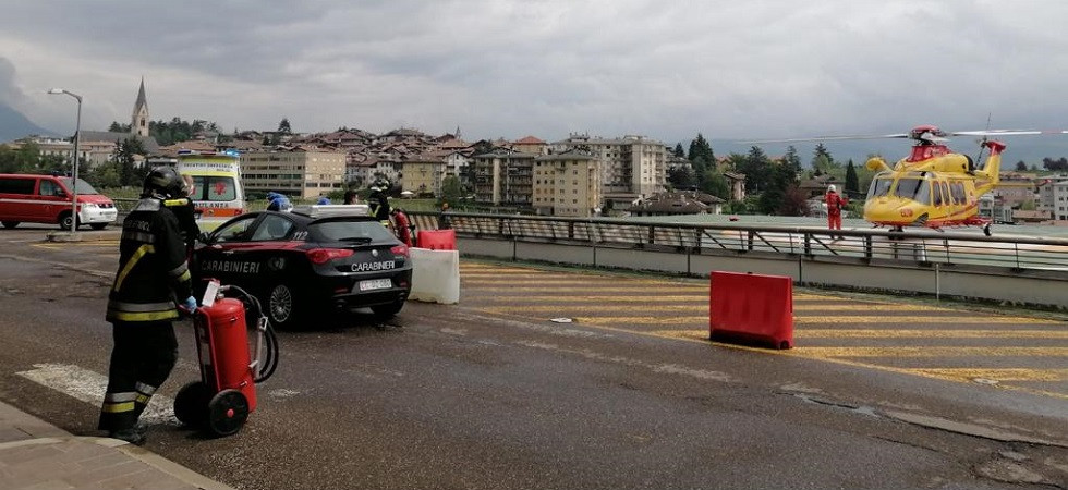 Il bimbo di 2 anni che è precipitato dalla finestra è stato trasportato in elicottero in gravi condizioni a Verona