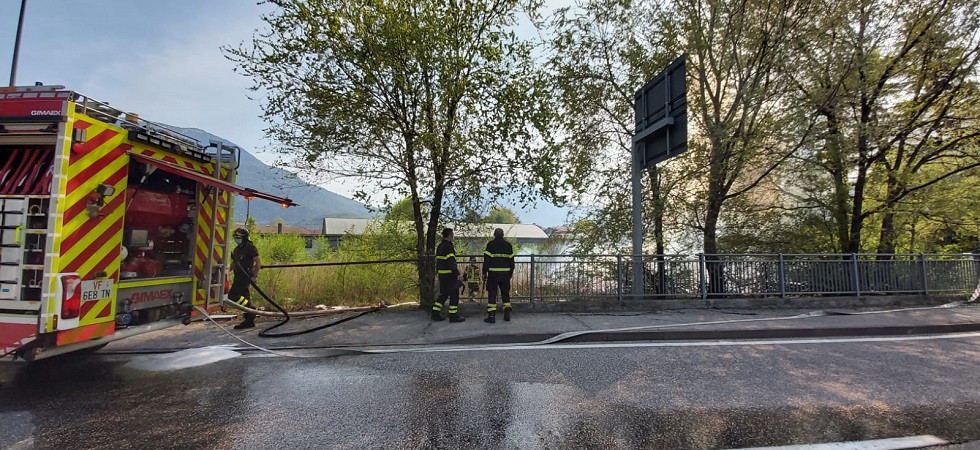 Una densa colonna di fumo si alza a Trento sud, in azione i vigili del fuoco