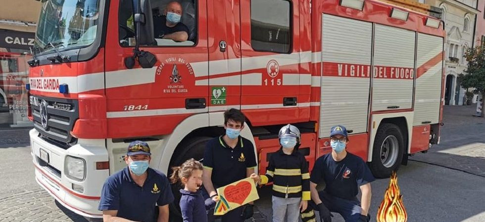 Coronavirus, il bimbo vuole fare un regalo ai vigili del fuoco ma non si può uscire, così sono loro ad andare da lui