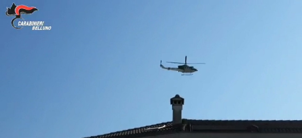 Coronavirus, violano le restrizioni e fanno festa nel bosco con falò
