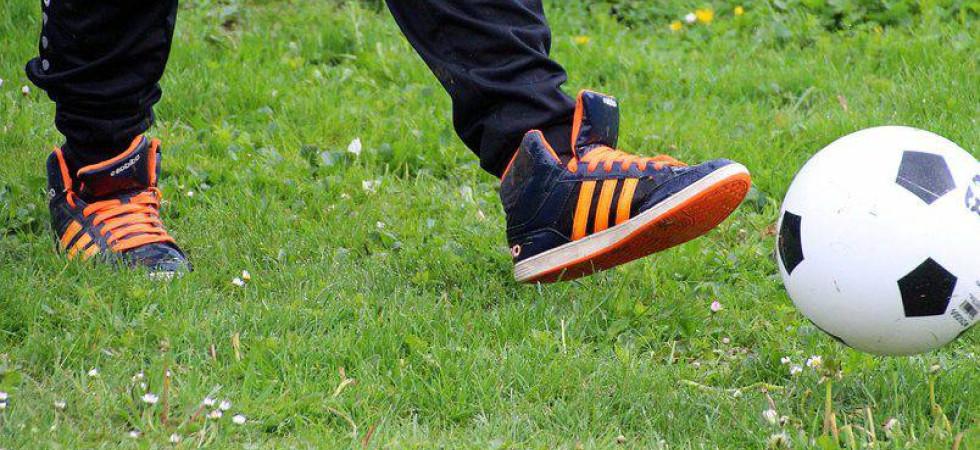 Coronavirus, nonostante le regole si trovano a giocare a calcio al campetto