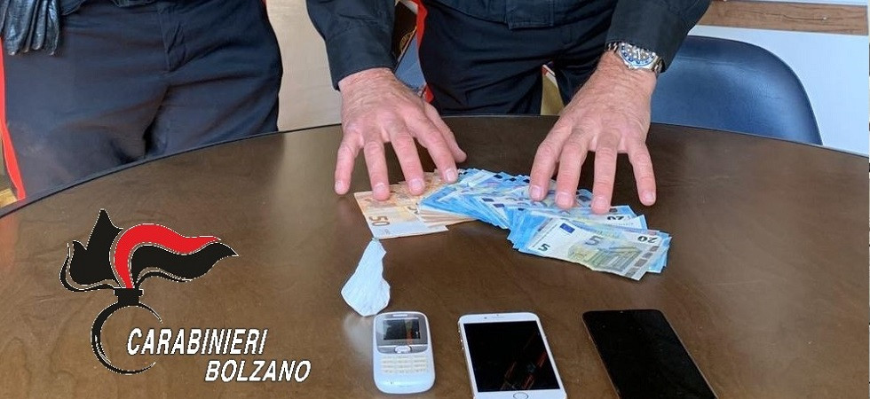 Cinque carabinieri feriti e due presi a morsi, un 33enne arrestato dopo una violenta lite e aver sfasciato un appartamento