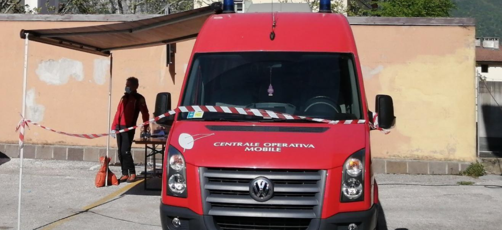 Scomparsa nella notte tra i boschi, ritrovata grazie ai suoi cani