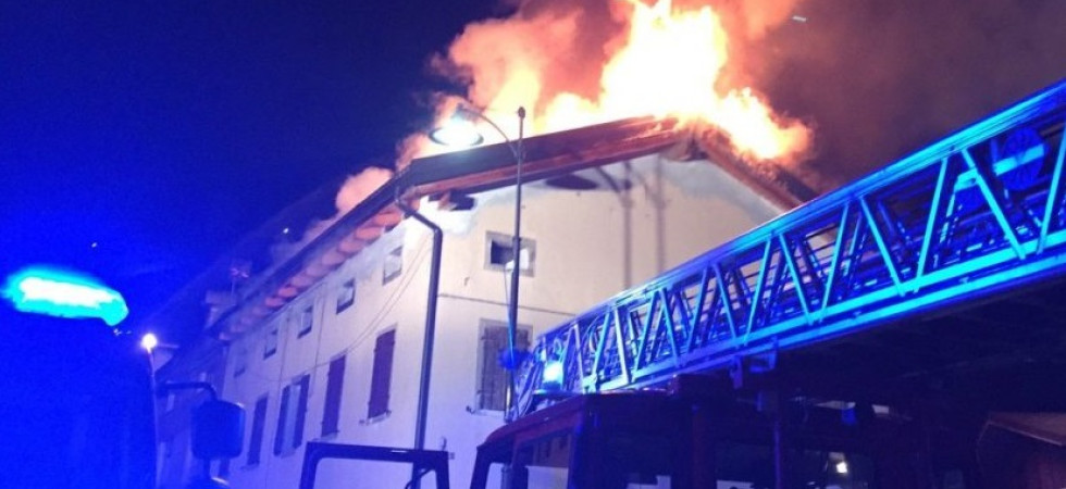 Paura nella notte, le fiamme divorano il tetto di un'abitazione