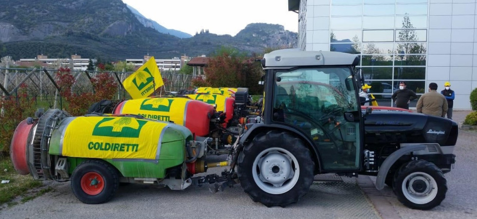 In Trentino trattori in campo per sanificare le strade con acqua ossigenata