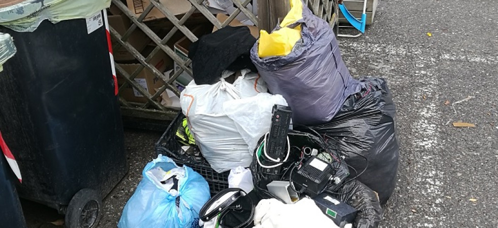 Sacchi e cassette di immondizia gettate per strada fuori dall'isola ecologica, individuata e sanzionata una donna