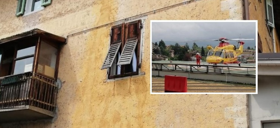Sale su una sedia per guardare il trattore e precipita dal secondo piano