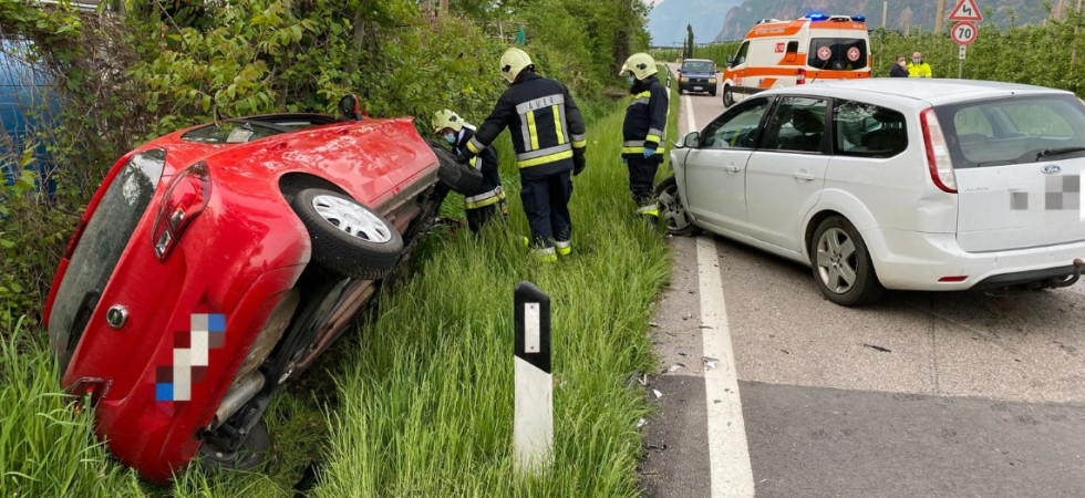 Scontro tra due auto e una finisce nel fossato, sul posto i vigili del fuoco