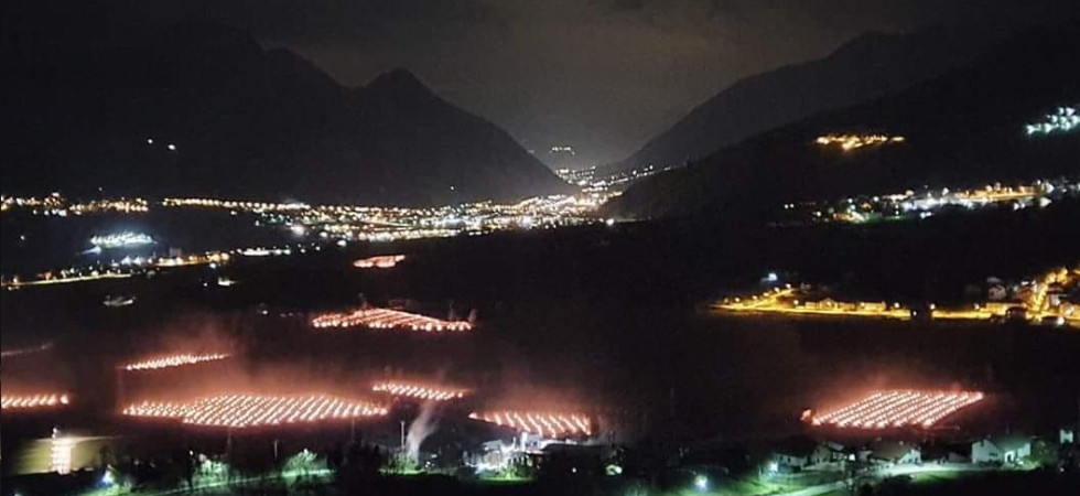 Fuochi tra i frutteti della Valsugana per contrastare le gelate primaverili (Immagine di Alberto Vesco) Fuochi tra i frutteti della Valsugana per contrastare le gelate primaverili (Immagine di Alberto Vesco)