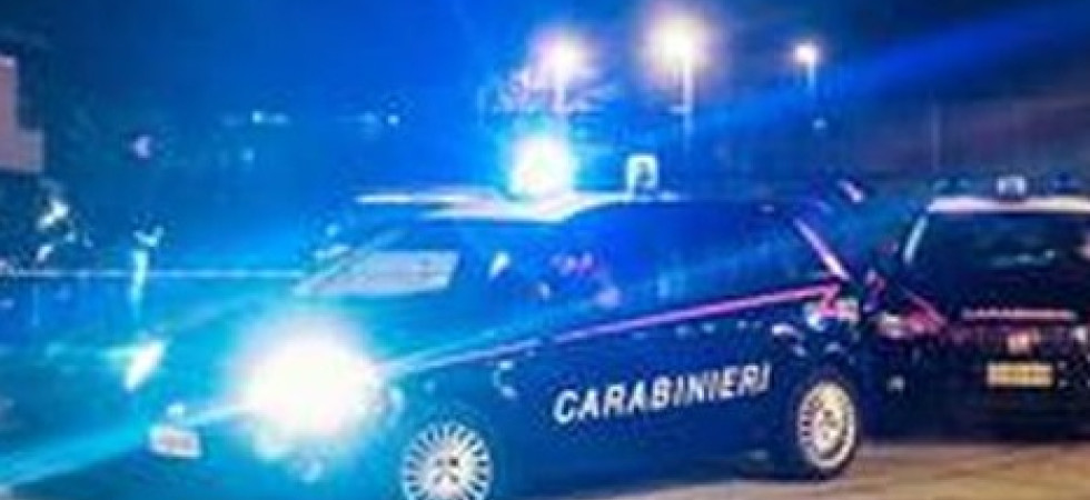 Non si ferma all'alt, scatta l'inseguimento a 200 km/h e si scontra con una macchina dei carabinieri