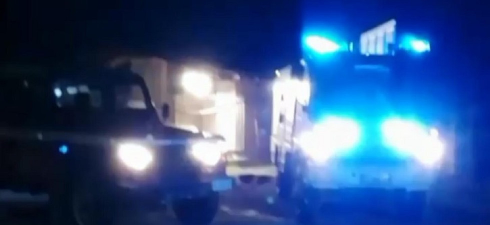 Fiamme vicino all'Ossario, vigili del fuoco in azione per spegnere l'incendio