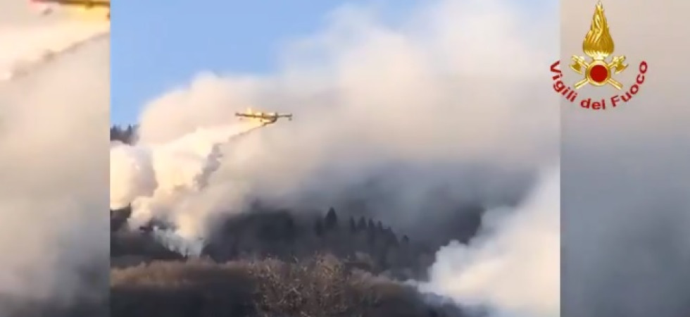 Vasto incendio boschivo sul monte Marana, usato un Canadair con un carico di sei mila litri d'acqua e gli elicotteri dotati