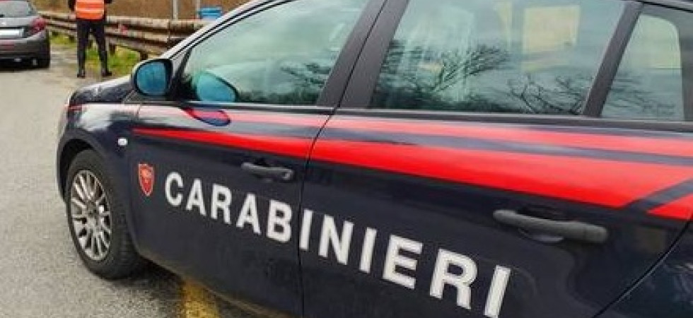 Vede i carabinieri e scappa seminando il panico in paese