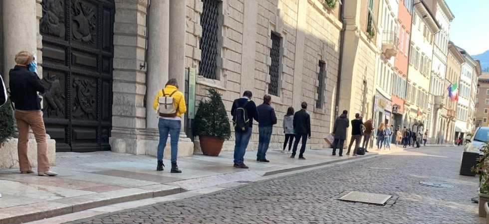 Coronavirus, assalto ai supermercati per Pasqua: code lunghissime all'esterno dei punti vendita