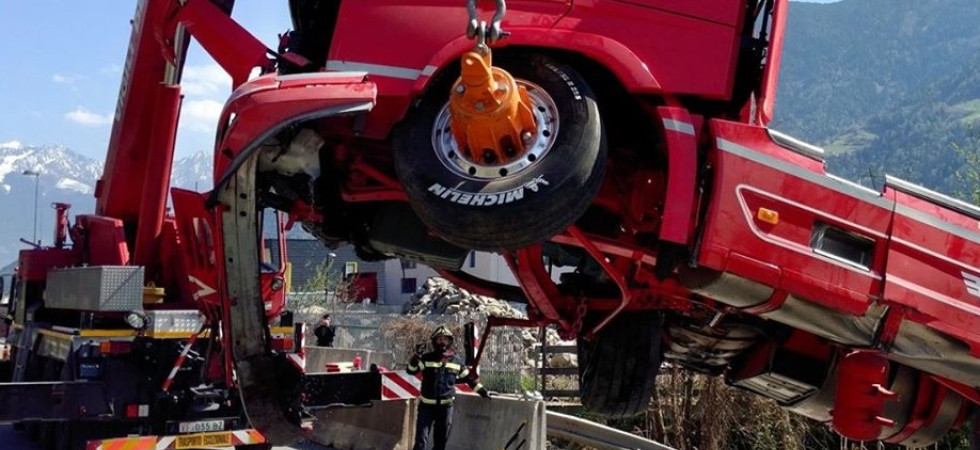 Autoarticolato con 9 tonnellate di alluminio esce di strada e rischia di ribaltarsi